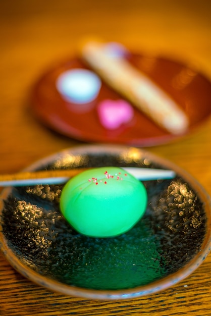 Dessert traditionnel de style Kyoto dans une maison de thé japonaise