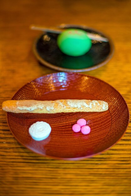 Dessert traditionnel de style Kyoto dans une maison de thé japonaise