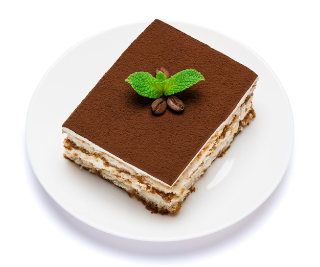 Dessert traditionnel tiramisu sur une assiette en céramique