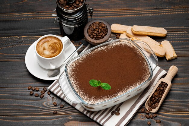 Dessert traditionnel tiramisu dans un plat de cuisson en verre