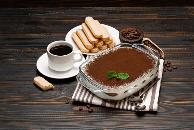 Dessert traditionnel tiramisu dans un plat de cuisson en verre