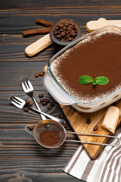 Dessert traditionnel tiramisu dans un plat de cuisson en verre