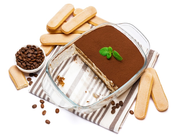 Dessert traditionnel tiramisu dans un plat de cuisson en verre