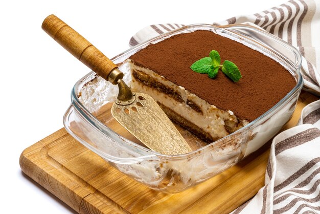 Dessert traditionnel tiramisu dans un plat de cuisson en verre