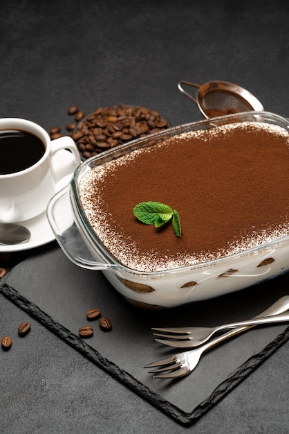 Dessert traditionnel tiramisu dans un plat de cuisson en verre