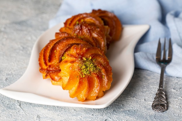 Dessert traditionnel turc et arabe du Ramadan Dessert au fromage Lor avec de la poudre de pistache (nom turc; Lor tatlisi)