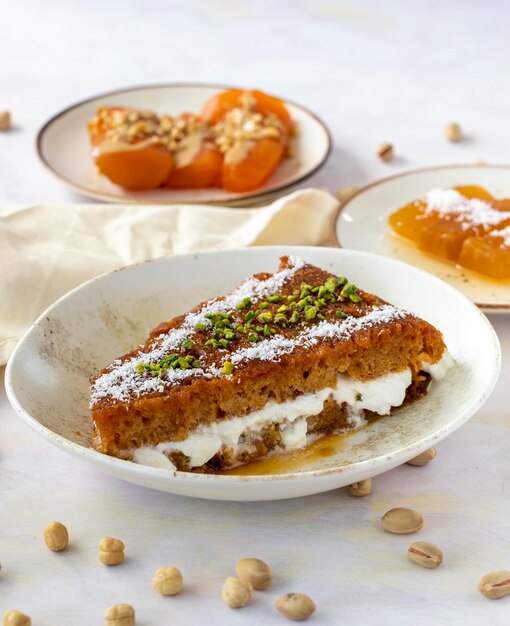 Dessert traditionnel turc Ekmek Kadayifi Pudding au pain kaymakli ekmek kadayifi