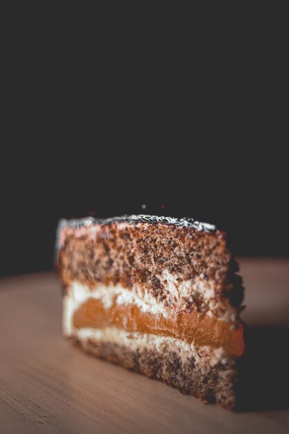 Dessert et tranche d'aliments sucrés de gâteau en couches avec de la crème au caramel et au chocolat comme recette de gâterie de vacances