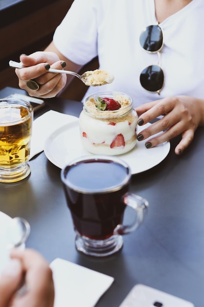 Dessert très délicieux en bocaux, bonbons et gâteaux en bocaux