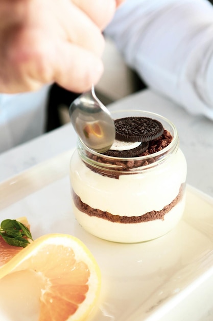 Dessert très délicieux en bocaux, bonbons et gâteaux en bocaux