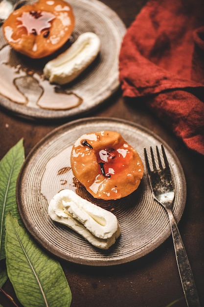 Dessert turc au coing bouilli aux épices et kaymak