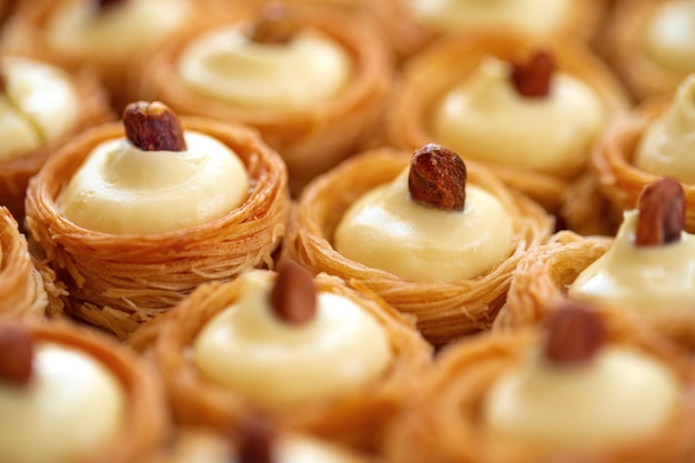 Dessert turc de baklava avec du miel se bouchent