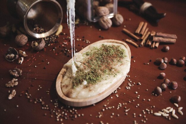 Dessert turc kunefe, kunafa, kadayif avec de la poudre de pistache et du fromage chaud mangé un bonbon