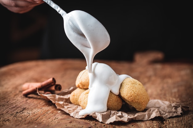 Dessert turc Mersin Kerebic avec de la poudre de pistache et de la crème savonneuse