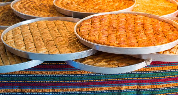 Dessert turc traditionnel Baklavain plateau de Turquie