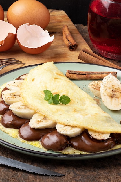 Dessert typique brésilien Crepioca avec banane, cannelle et noisette.