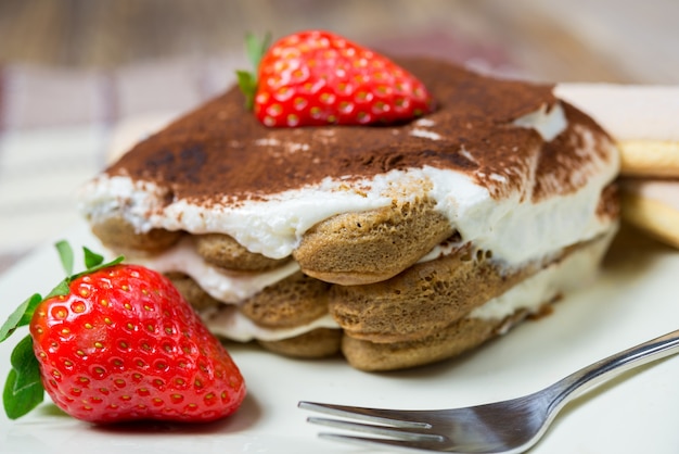 Dessert typiquement italien appelé tiramisu avec du mascarpone et du café