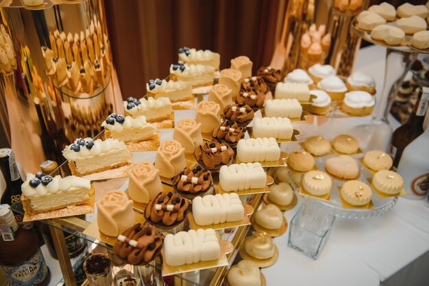 Dessert varié avec fruits frais en buffet, sucré