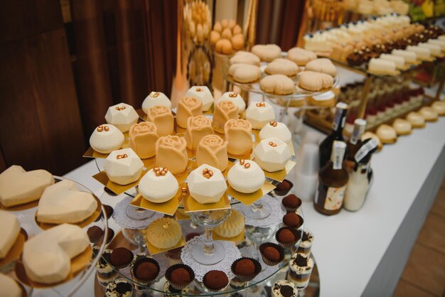 Dessert varié avec fruits frais en buffet, sucré