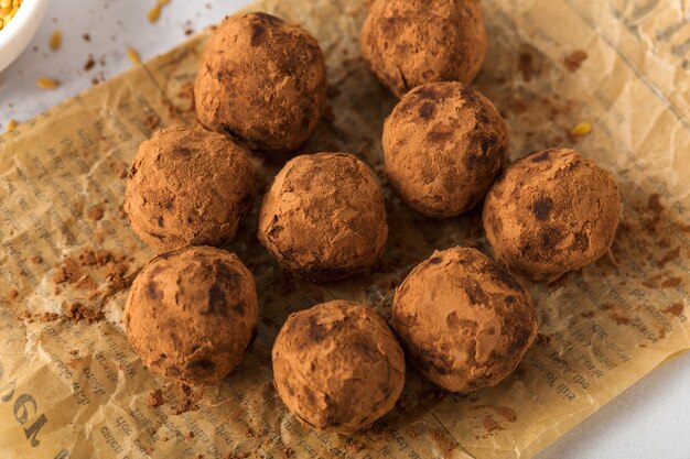 Dessert végétalien sain de bonbons aux truffes au chocolat, bonbons utiles, vue de dessus