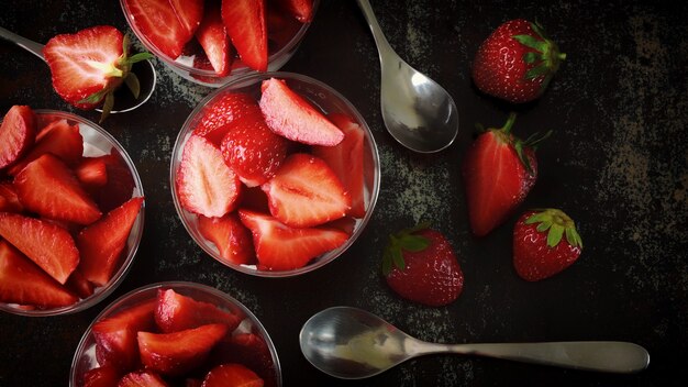 Desserts aux fraises dans des tasses