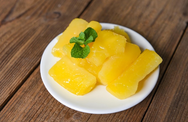 Photo desserts à base de cassave bouillie nourriture thaïlandaise ou nourriture brésilienne cassave mandioca frita autre nom manihot esculenta yuca manioc mandioca arrowroot brésilien