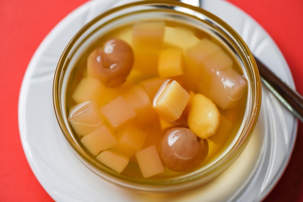 Desserts chinois Mélanger les noix de ginkgo sirop de manioc gelée de noix de coco dans le jus de longane sur un bol en verre Soupe de dattes thaïlandaises et chinoises au longane Bonbons dessert asiatique