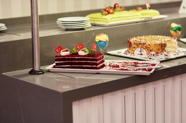 Desserts colorés turcs à ramasser au buffet pour le système hôtelier de l'espace de copie tout compris Photo de haute qualité