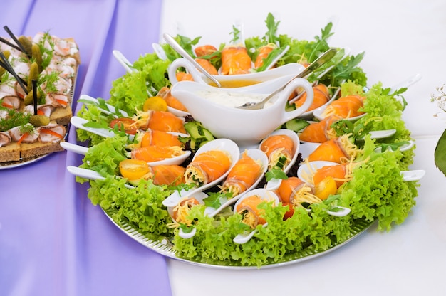 desserts à la crème avec des canapés sur une plaque dans un restaurant