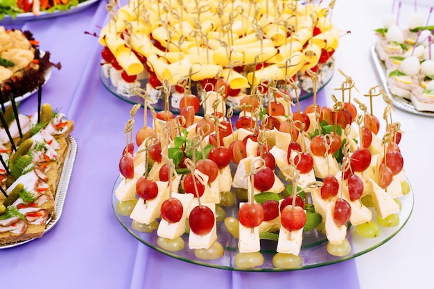 desserts à la crème avec des canapés sur une plaque dans un restaurant