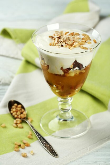 Desserts délicieux avec des flocons d'avoine et du miel sur la table