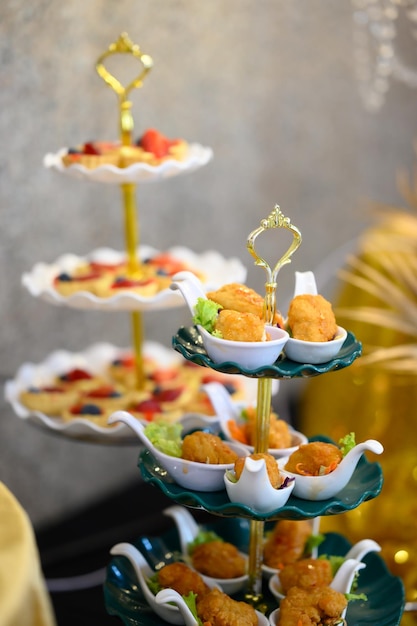 Photo des desserts placés dans la ligne du buffet