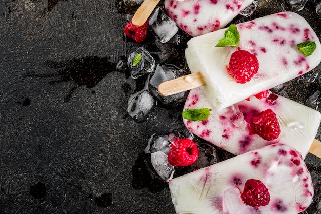 Desserts sucrés de l'été, sucettes glacées bio à la framboise et au yogourt faites maison