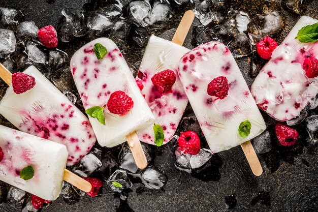 Desserts sucrés de l'été, sucettes glacées bio à la framboise et au yogourt faites maison