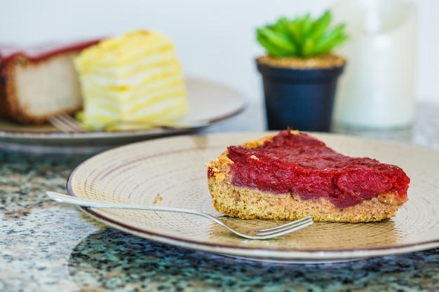 Desserts végétaliens: gâteau aux baies, gâteau à la napoléon et gâteau au fromage au restaurant