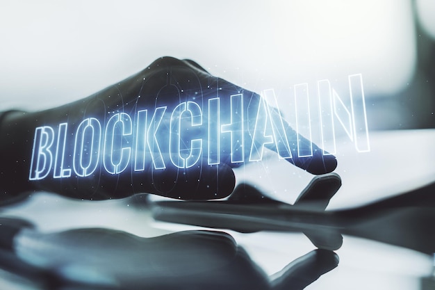 Dessin abstrait créatif de la technologie blockchain et travail à la main avec une tablette numérique sur le fond de la technologie future et du concept blockchain Double exposition