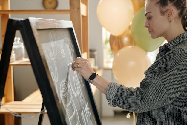 Photo dessin d'annonce à la craie sur le tableau noir