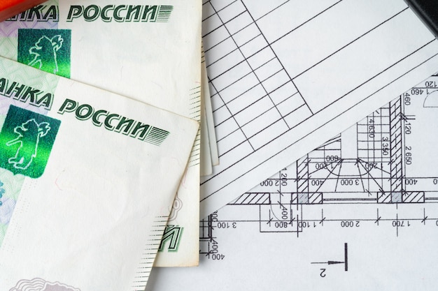 Dessin architectural et pile d'argent en rouble russe