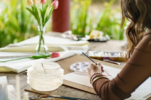 Photo dessin d'artiste par un mélange de pinceaux d'artistes peinture à l'huile de couleur acrylique à l'eau sur la créativité artistique et la thérapie partielle