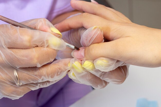 Dessin d'une base transparente pour vernis gel. gomme laque. manucure fait manucure dans le salon