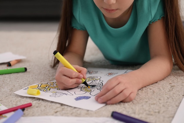 Dessin à colorier pour enfants sur le sol à la maison libre
