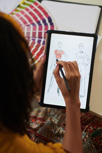 Dessin de créateur de mode sur ordinateur tablette