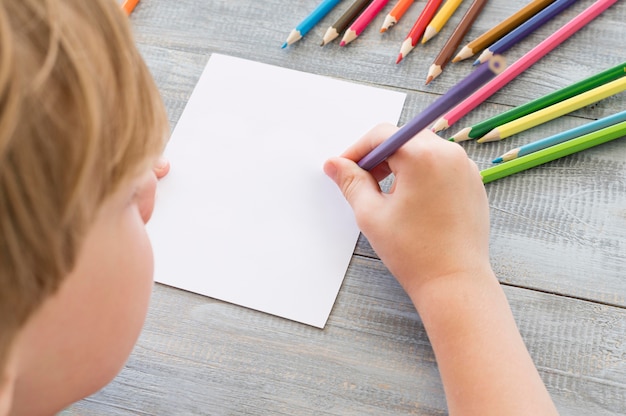 Photo dessin d'enfant avec des crayons colorés