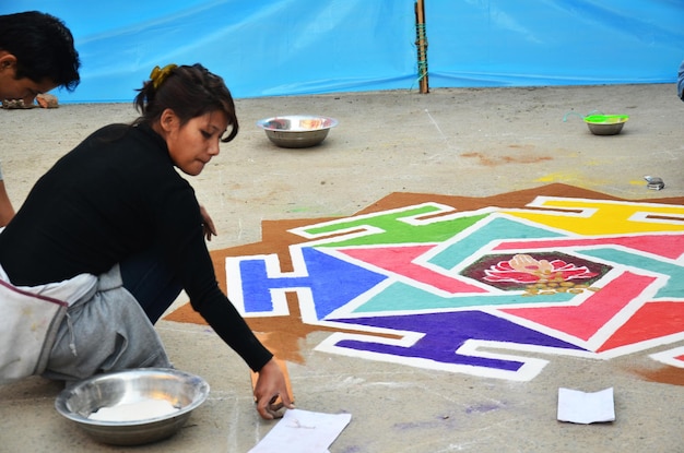 Le dessin népalais a fait le symbole rangoli de l'art de la couleur de la peinture en poudre ou en sable pour le peuple népalais respecte le rite de prière à la divinité lors du festival des lumières de diwali à Thamel le 3 novembre 2013 à Katmandou au Népal