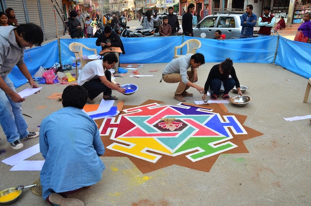 Le dessin népalais a fait le symbole rangoli de l'art de la couleur de la peinture en poudre ou en sable pour le peuple népalais respecte le rite de prière à la divinité lors du festival des lumières de diwali à Thamel le 3 novembre 2013 à Katmandou au Népal