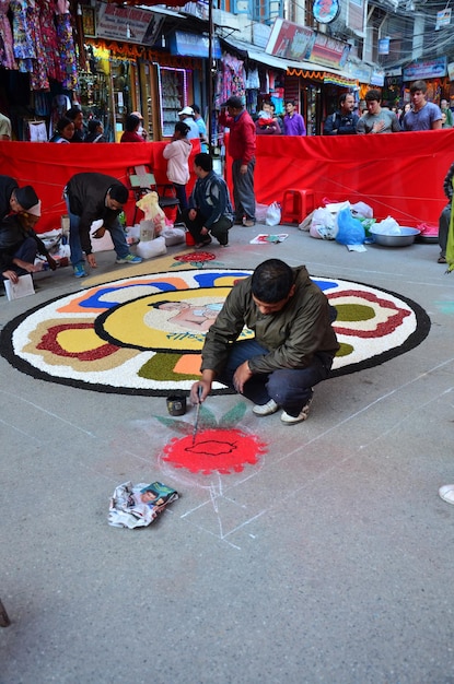 Le dessin népalais a fait le symbole rangoli de l'art de la couleur de la peinture en poudre ou en sable pour le peuple népalais respecte le rite de prière à la divinité lors du festival des lumières de diwali à Thamel le 3 novembre 2013 à Katmandou au Népal