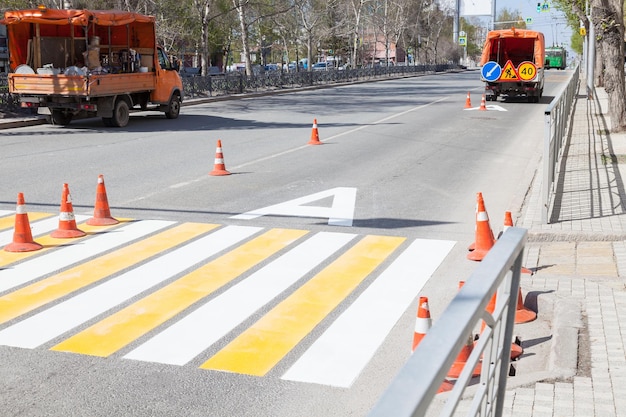 Photo dessin d'un nouveau revêtement sur les marques de passage pour piétons tachant le zèbre en blanc et jaune