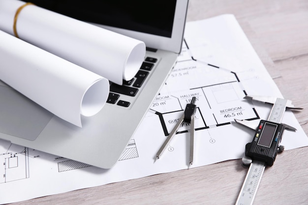 Dessin de projet et ordinateur portable en gros plan