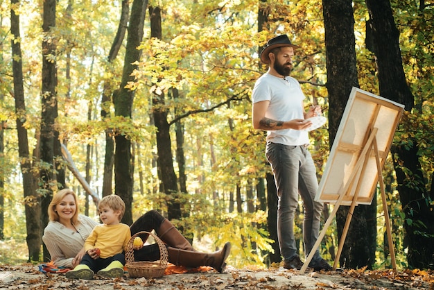 Dessin de la vie d'un artiste peintre en famille se relaxant dans la peinture de la forêt dans la nature commencer une nouvelle image