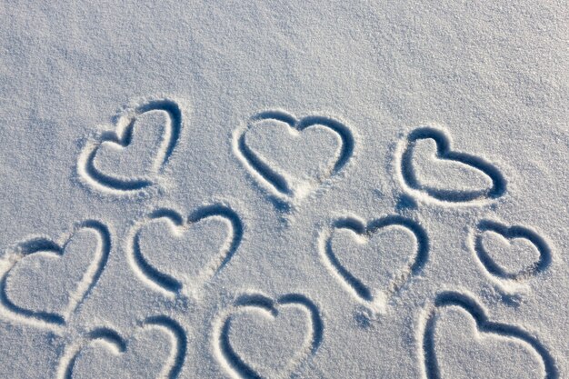 Dessiné en hiver, le cœur sur la neige, la nature après les chutes de neige et à la surface de la neige, le cœur est dessiné comme un symbole d'amour